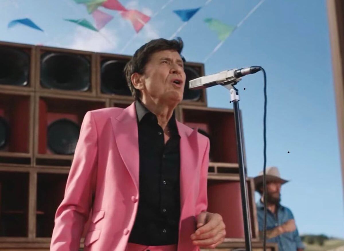 Gianni Morandi vestito di rosa ed è polemica: “Sponsorizza il DDL Zan?” – la replica è impeccabile