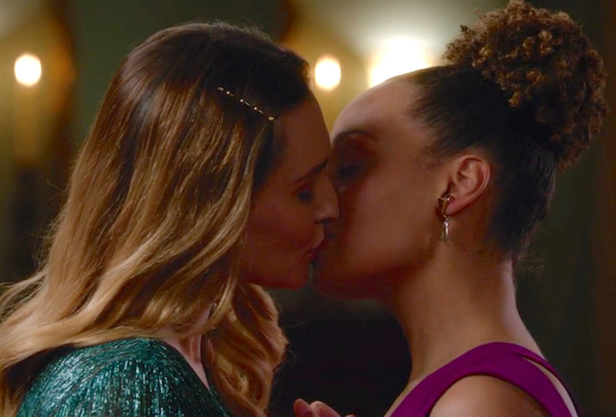 Good Witch, primo storico bacio LGBT+ per una serie Hallmark Channel – video