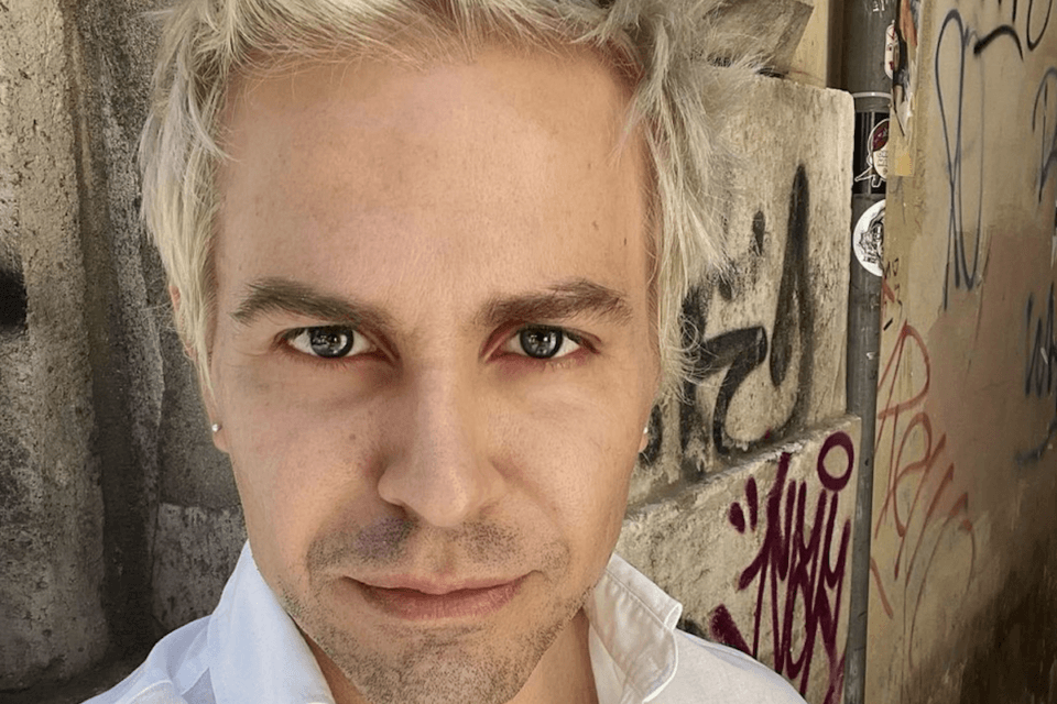 Il regista Sebastiano Riso denuncia aggressione transfobica a Roma: “inammissibile in un Paese civile”