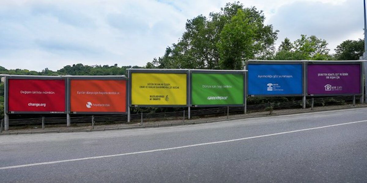 Istanbul, sei ONG sfidano l’omofobia turca con un brillante stratagemma rainbow che aggira la censura