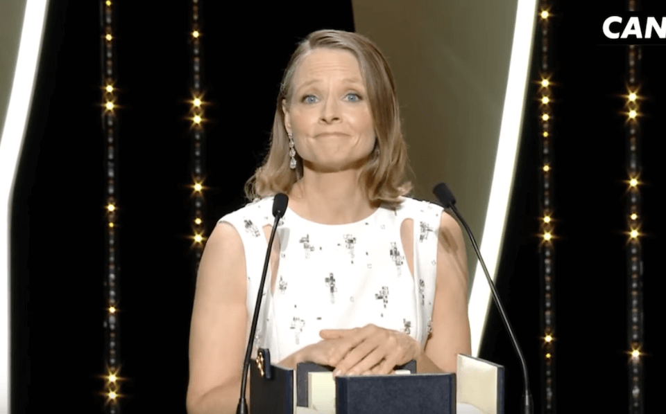 Cannes 2021, Jodie Foster Palma d’Oro alla Carriera mano nella mano con sua moglie Alexandra – foto e video