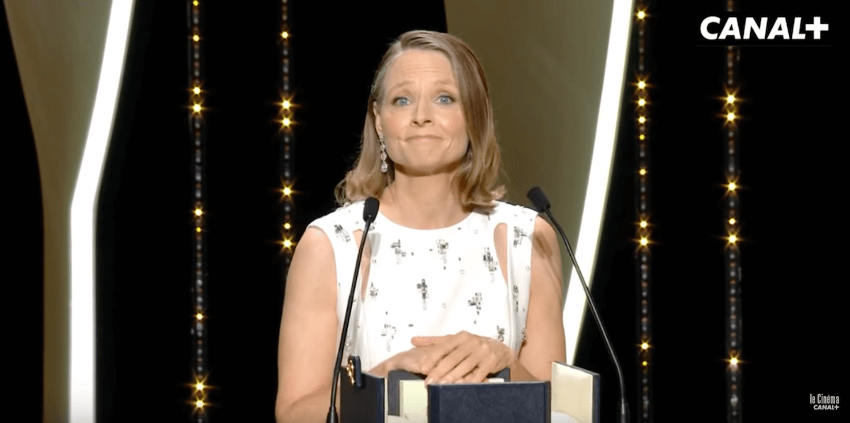 Cannes 2021, Jodie Foster Palma d’Oro alla Carriera mano nella mano con sua moglie Alexandra – foto e video