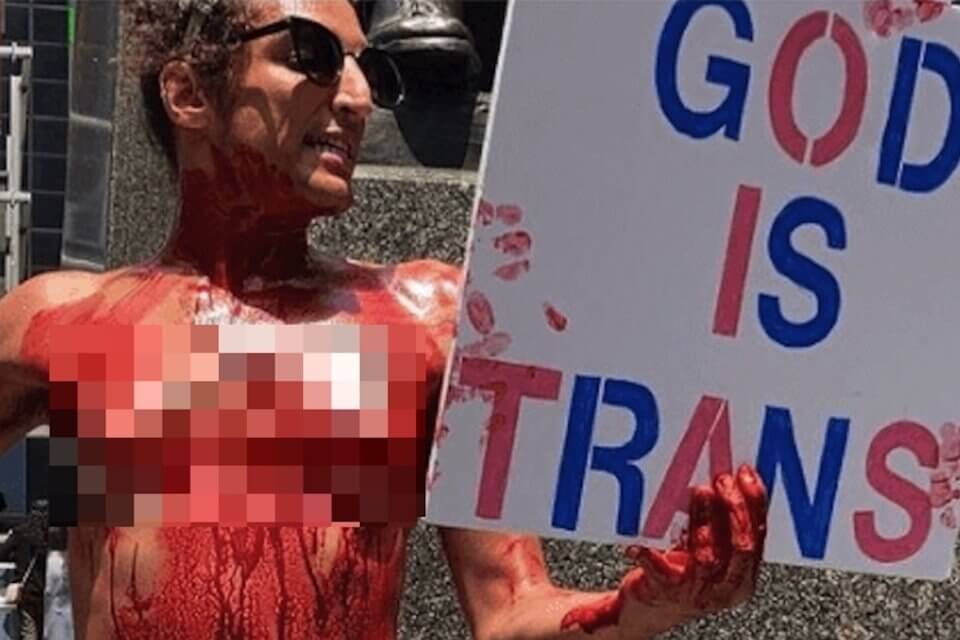Mary Magdalene, l’attivista trans si denuda in strada per dire basta alla transfobia - il video è virale - Mary Magdalene transfobia 1 - Gay.it
