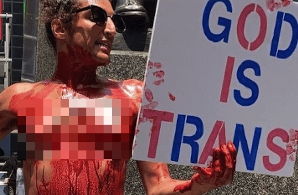 Mary Magdalene, l’attivista trans si denuda in strada per dire basta alla transfobia – il video è virale
