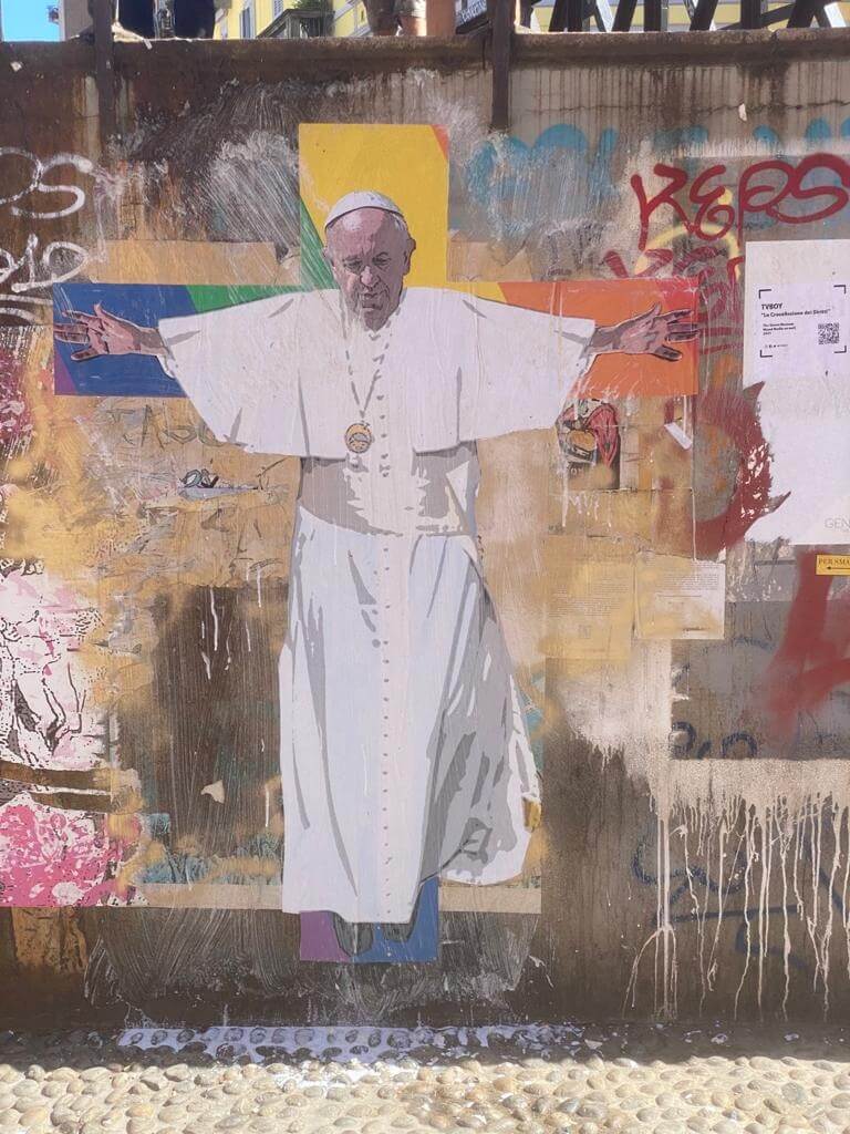 Milano, murale con Papa Francesco su una croce arcobaleno: "La crocifissione dei diritti" di TvBoy - Milano murale con Papa Bergoglio su una croce arcobaleno 2 - Gay.it
