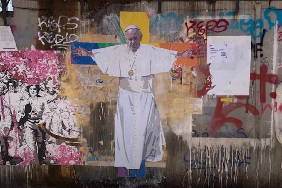 Milano, murale con Papa Francesco su una croce arcobaleno: “La crocifissione dei diritti” di TvBoy