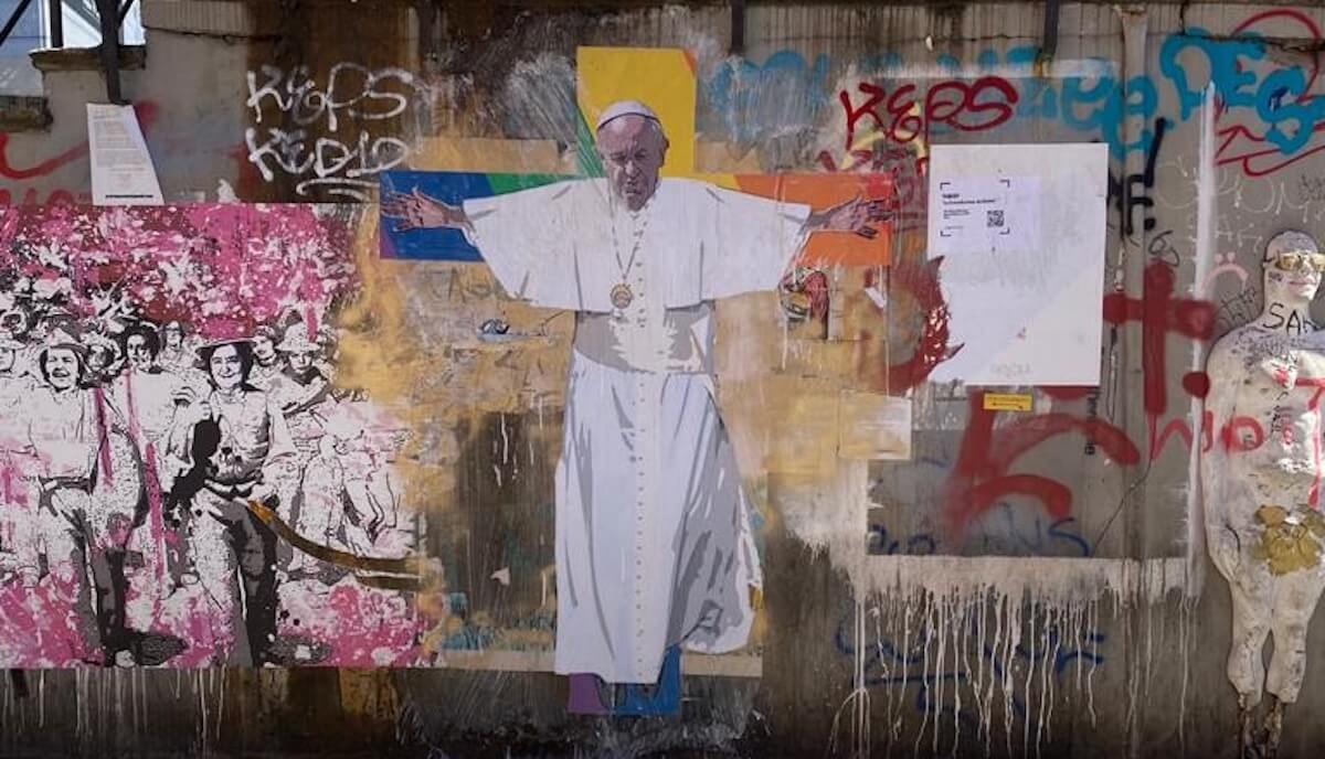 Milano, murale con Papa Francesco su una croce arcobaleno: “La crocifissione dei diritti” di TvBoy