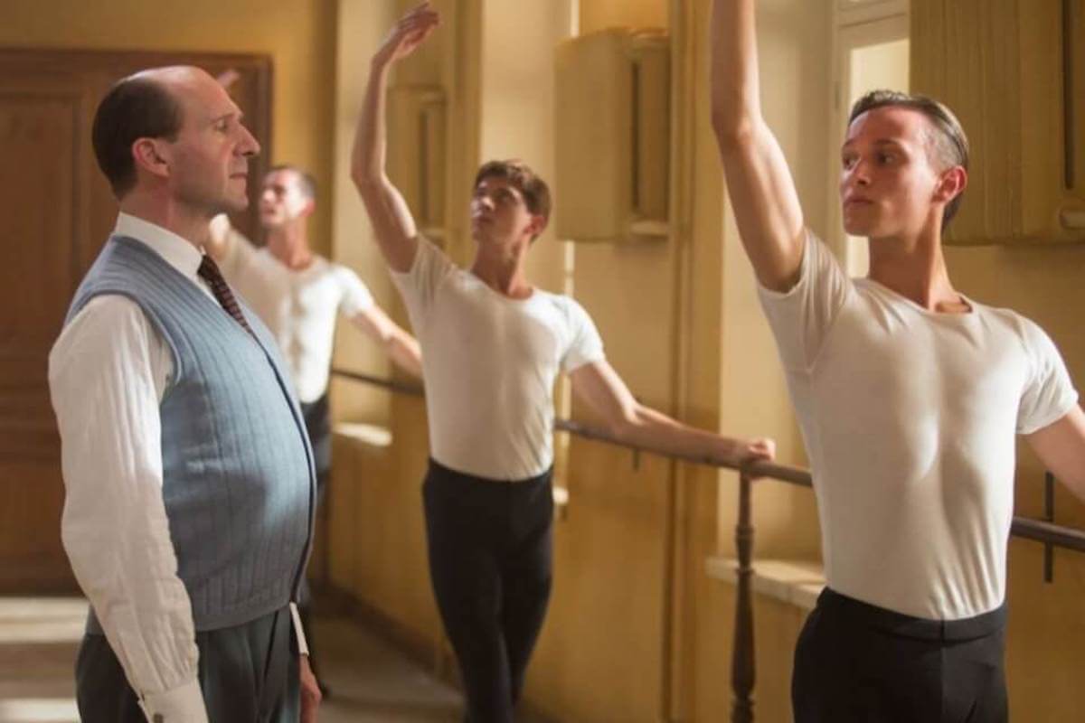 Nureyev - The White Crow, stasera in prima tv su Rai Movie il biopic diretto da Ralph Fiennes - Nureyev – - Gay.it