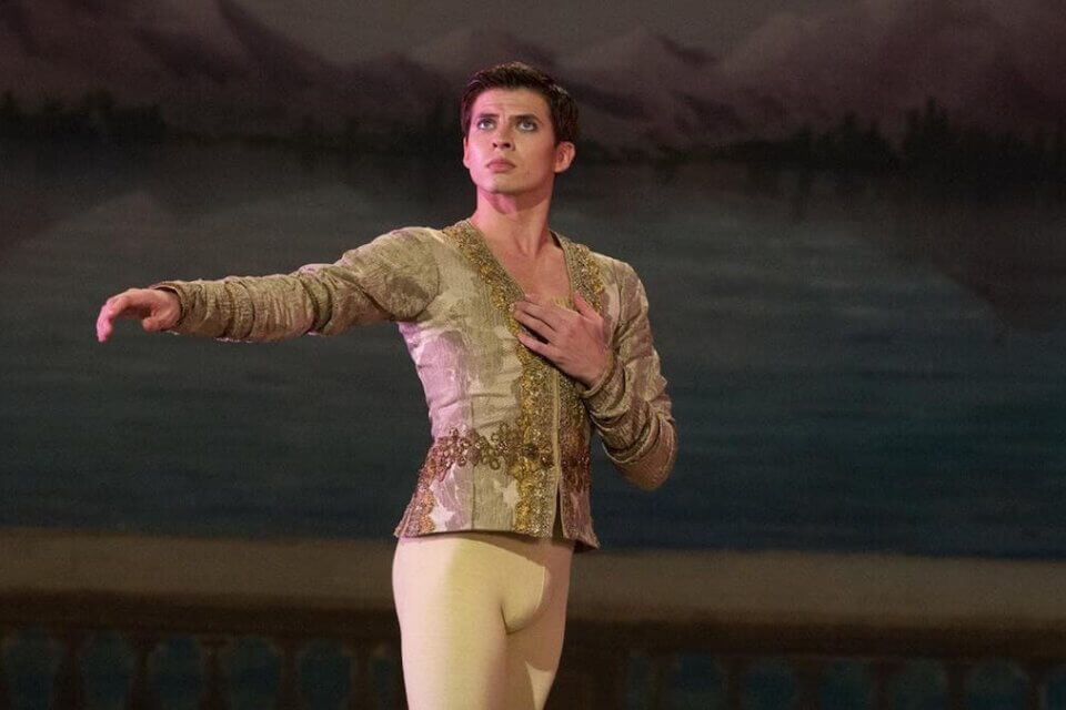 Nureyev - The White Crow, stasera in prima tv su Rai Movie il biopic diretto da Ralph Fiennes - Nureyev – film - Gay.it