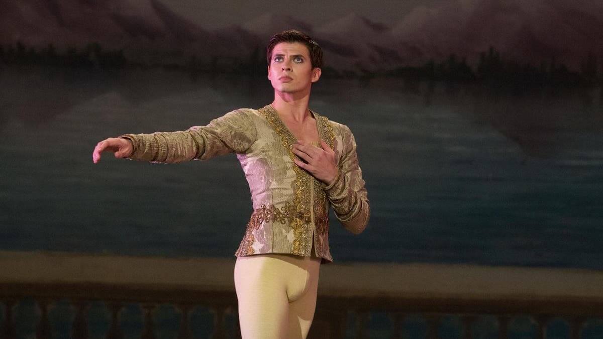 Nureyev – The White Crow, stasera in prima tv su Rai Movie il biopic diretto da Ralph Fiennes