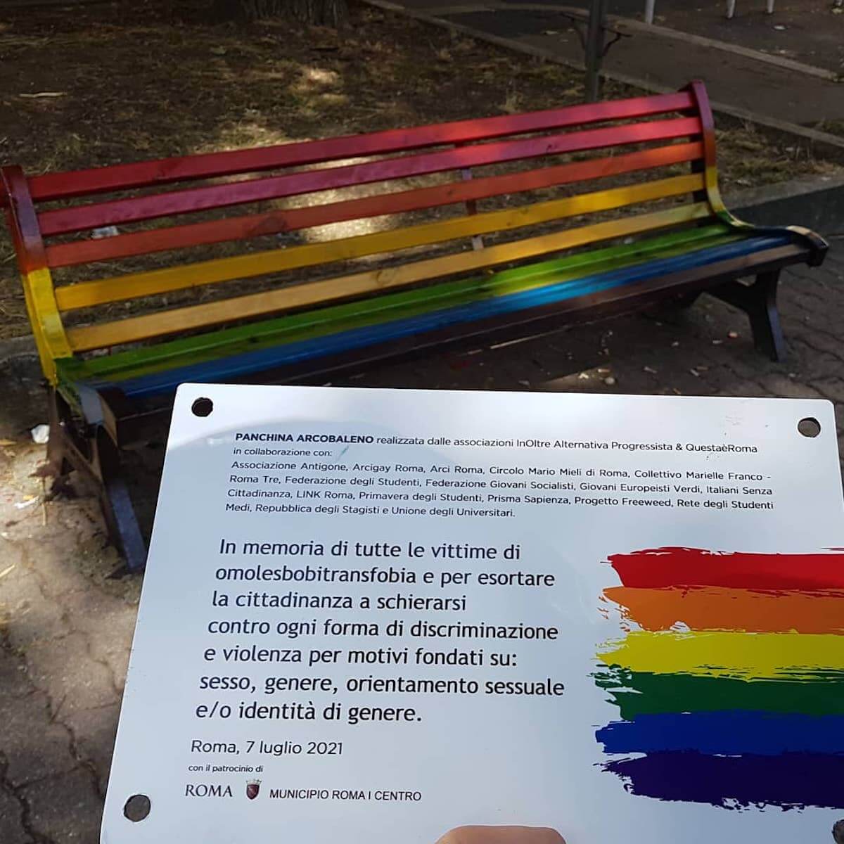 Panchina Rainbow a due passi dal Vaticano: "In memoria di tutte le vittime di omotransfobia" - Panchina Rainbow a due passi dal Vaticano 2 - Gay.it