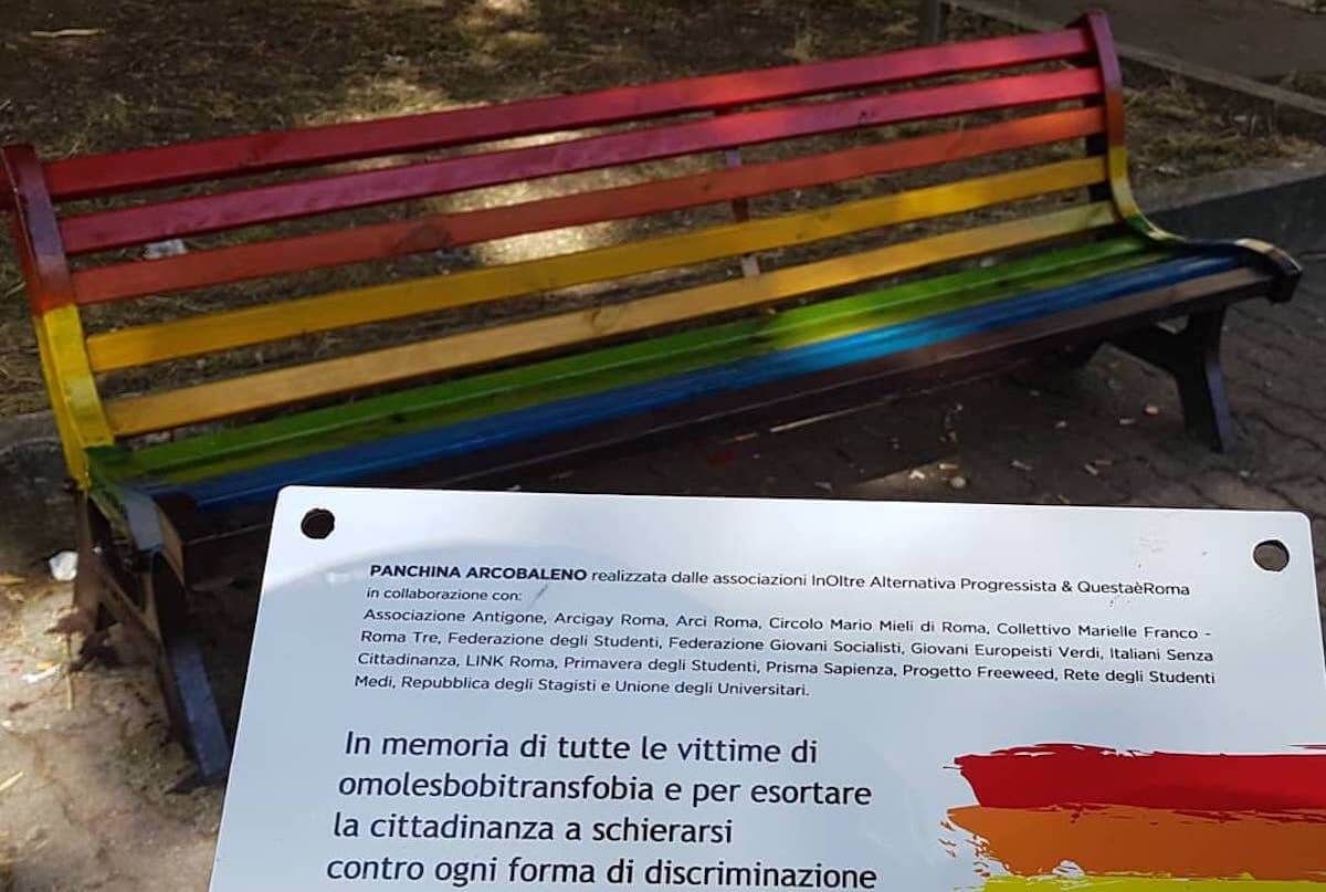 Panchina Rainbow a due passi dal Vaticano: “In memoria di tutte le vittime di omotransfobia”