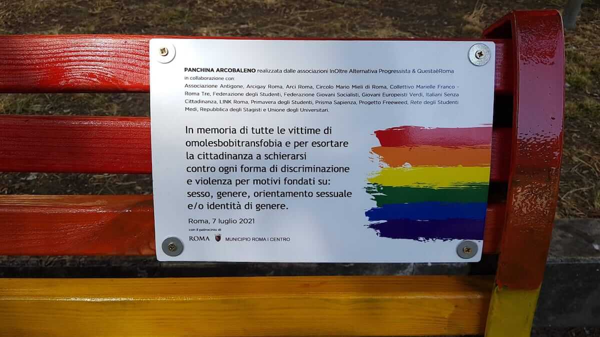 Panchina Rainbow a due passi dal Vaticano: "In memoria di tutte le vittime di omotransfobia" - Panchina Rainbow a due passi dal Vaticano - Gay.it