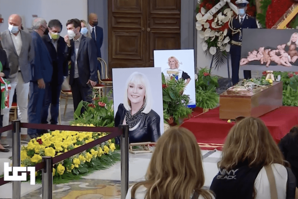 Funerali Raffaella Carrà, prete in diretta: "Prima di criticare gli amori, facciamo molta attenzione" - VIDEO - Raffaella - Gay.it