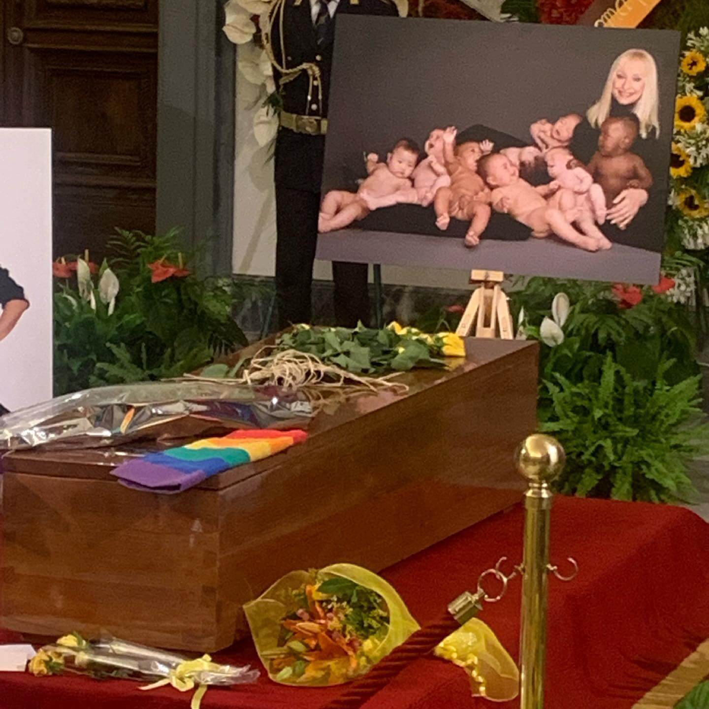Una bandiera arcobaleno sul feretro di Raffaella Carrà, l'ultimo saluto di Vladimir Luxuria - Raffaella Carrà Vladimir Luxuria posa una bandiera rainbow sul suo feretro 2 - Gay.it