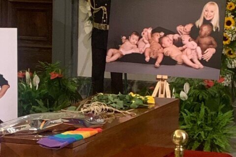 Una bandiera arcobaleno sul feretro di Raffaella Carrà, l'ultimo saluto di Vladimir Luxuria - Raffaella Carrà Vladimir Luxuria posa una bandiera rainbow sul suo feretro - Gay.it