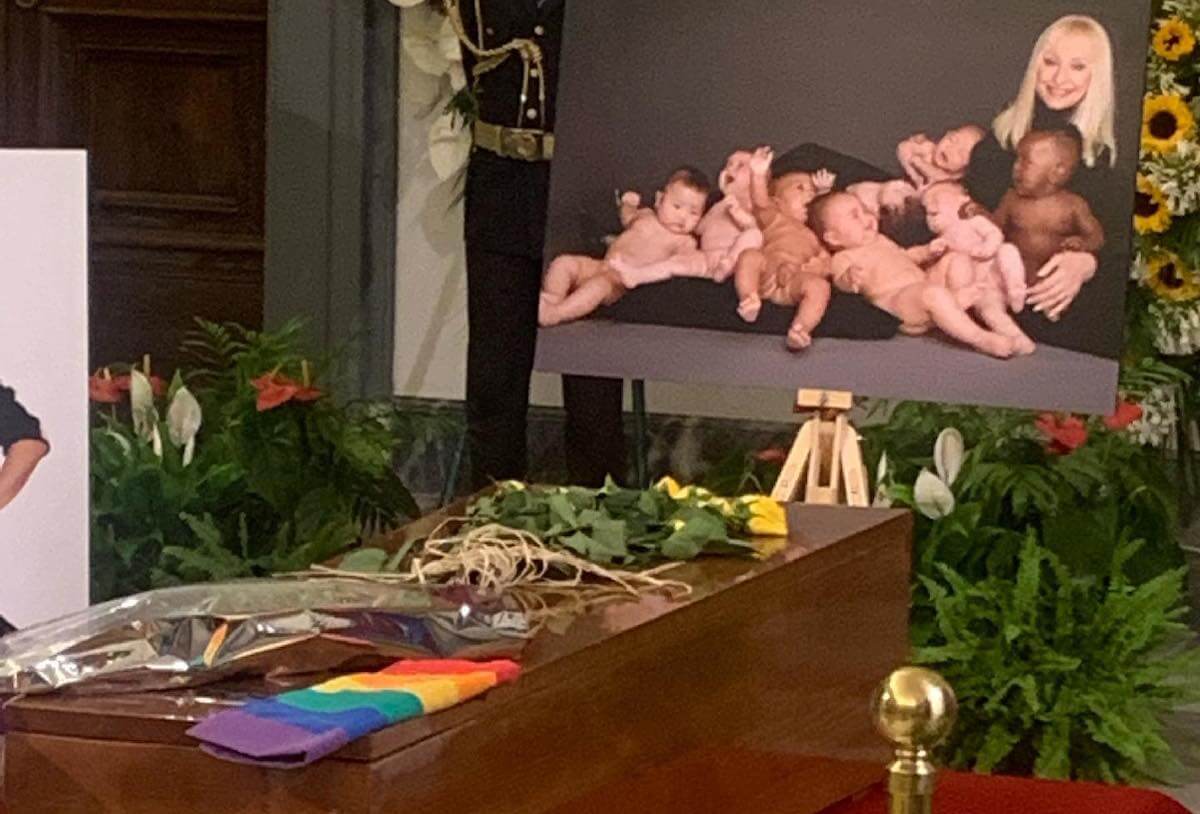 Una bandiera arcobaleno sul feretro di Raffaella Carrà, l’ultimo saluto di Vladimir Luxuria