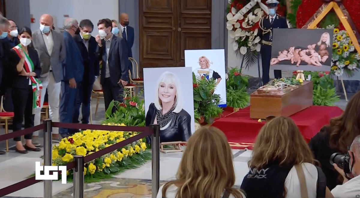 Funerali Raffaella Carrà, prete in diretta: “Prima di  criticare gli amori, facciamo molta attenzione” – VIDEO