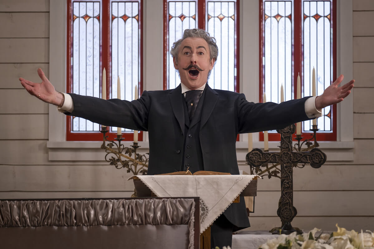 Tutte le serie LGBTQIA+ cancellate/concluse nel 2024 - Schmigadoon Alan Cumming - Gay.it