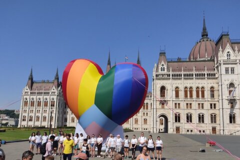 Ungheria, attivisti LGBT gonfiano gigantesco cuore rainbow davanti il parlamento - Ungheria attivisti LGBT gonfiano gigantesco vuore rainbow davanti al parlamento - Gay.it