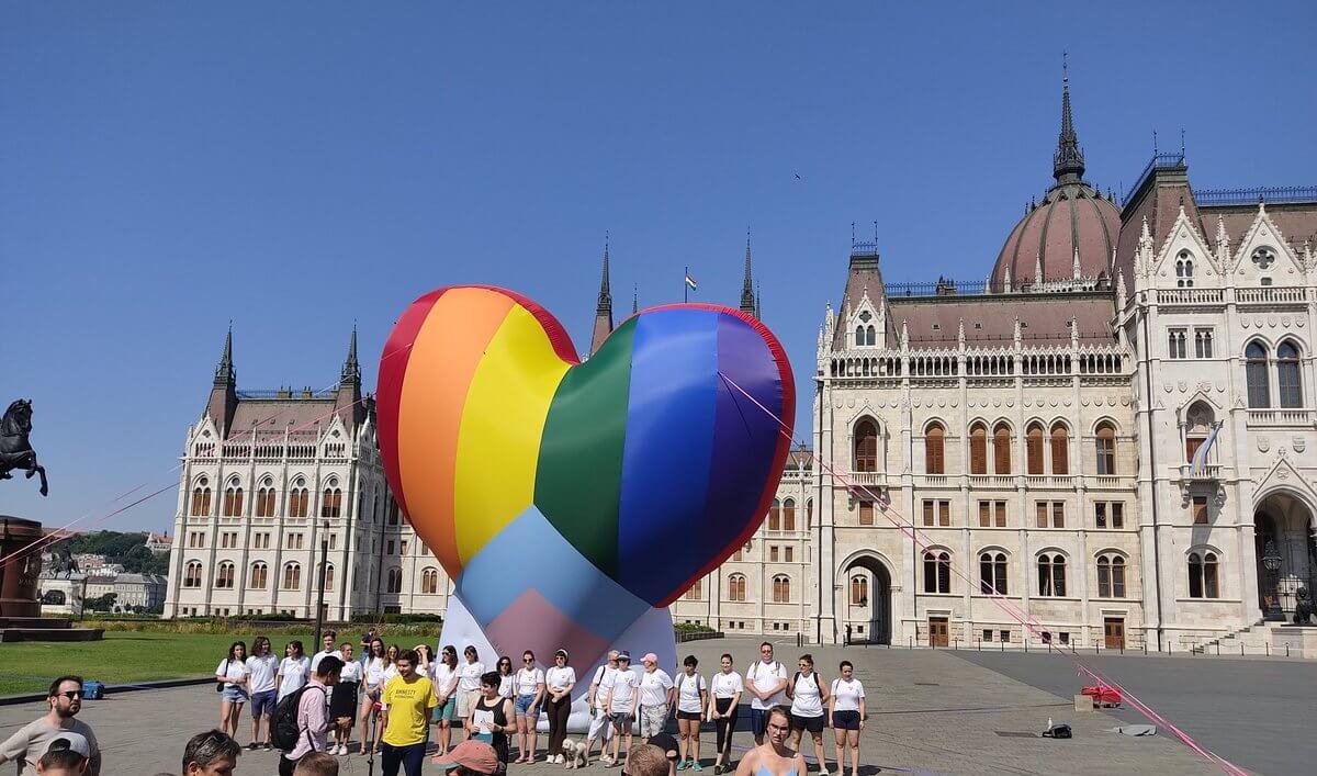 Come l'Ungheria è diventata illiberale, Orban e l'attacco alla democrazia - Ungheria attivisti LGBT gonfiano gigantesco vuore rainbow davanti al parlamento - Gay.it