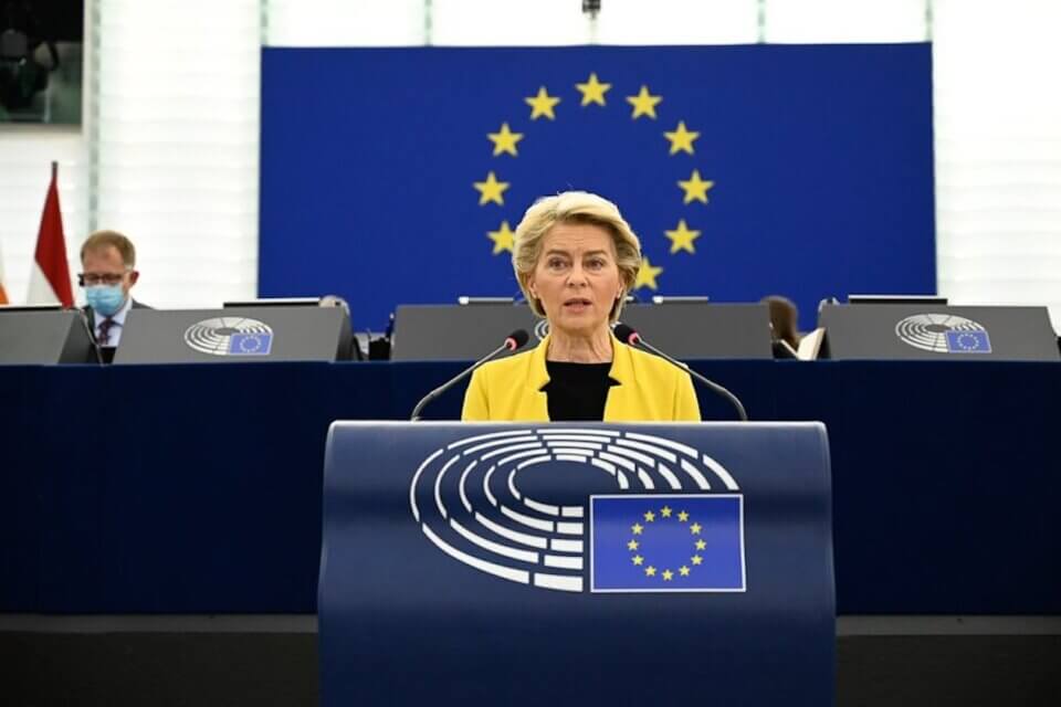 Omotransfobia, Ursula Von Der Leyen minaccia Ungheria e Polonia: “Non resteremo a guardare. Pronti a reagire”