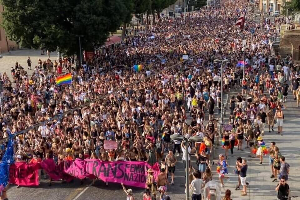 Marea umana al Bologna Pride, piazze piene anche a Napoli, Como, Monza e Verona: "DDL Zan subito!" - bologna pride - Gay.it