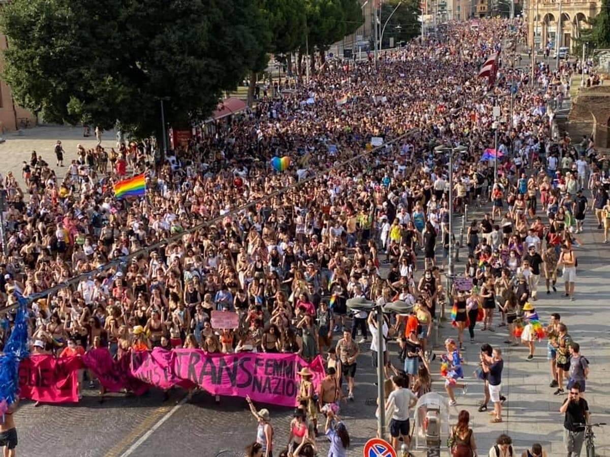 Marea umana al Bologna Pride, piazze piene anche a Napoli, Como, Monza e Verona: “DDL Zan subito!”