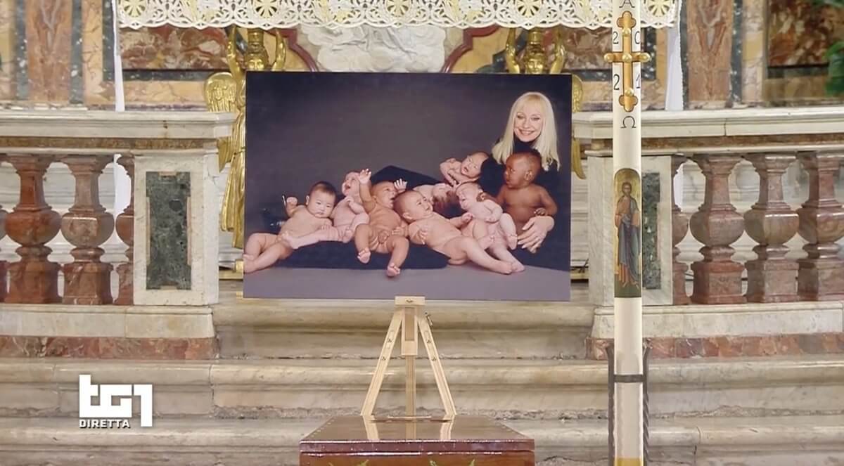 Funerali Raffaella Carrà, prete in diretta: "Prima di criticare gli amori, facciamo molta attenzione" - VIDEO - carra funerali - Gay.it