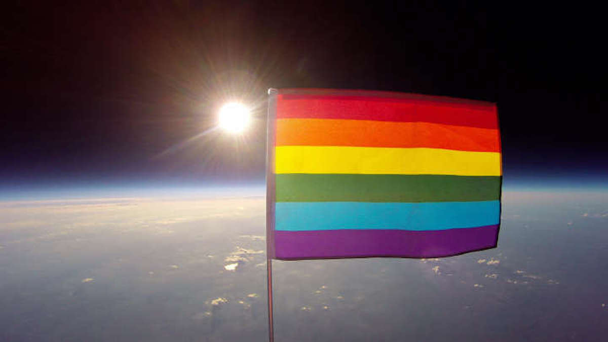 Richard Branson nello Spazio con un nastrino arcobaleno per onorare le vittime del Pulse - gay spazio bandiera - Gay.it