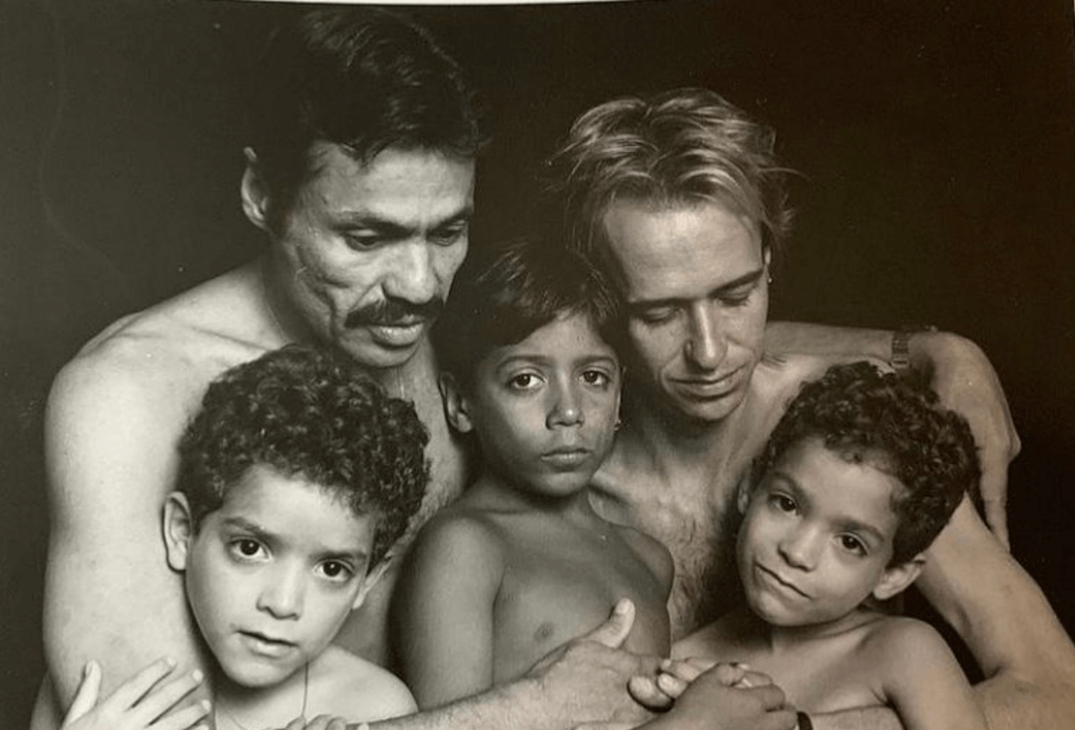 Il commosso e sincero omaggio di un figlio ai due papà morti di AIDS a pochi giorni di distanza