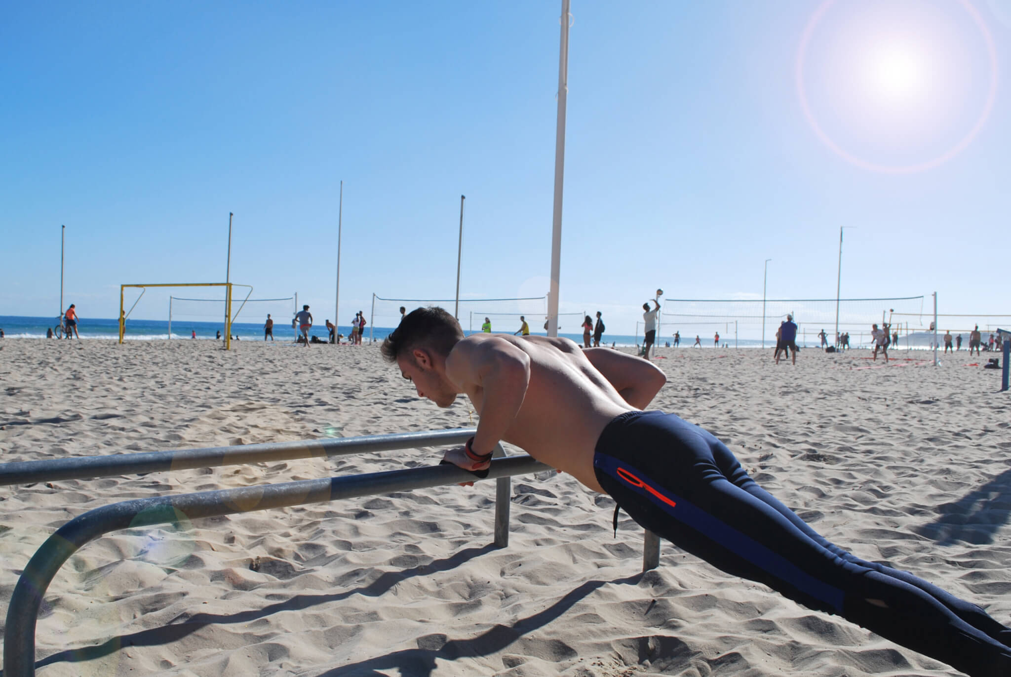 Spagna gay-friendly: una vacanza a tutto sport e benessere - spiaggia palestra 1 scaled - Gay.it