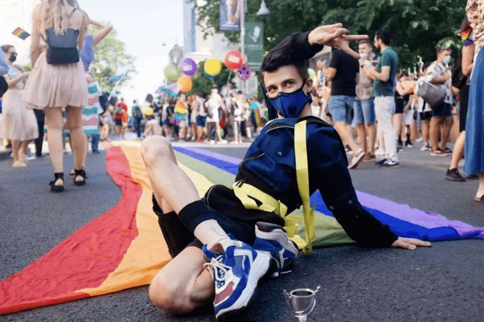 Bucarest Pride 2021, migliaia di persone in piazza per chiedere diritti LGBT in Romania - Bucarest Pride 2021 - Gay.it