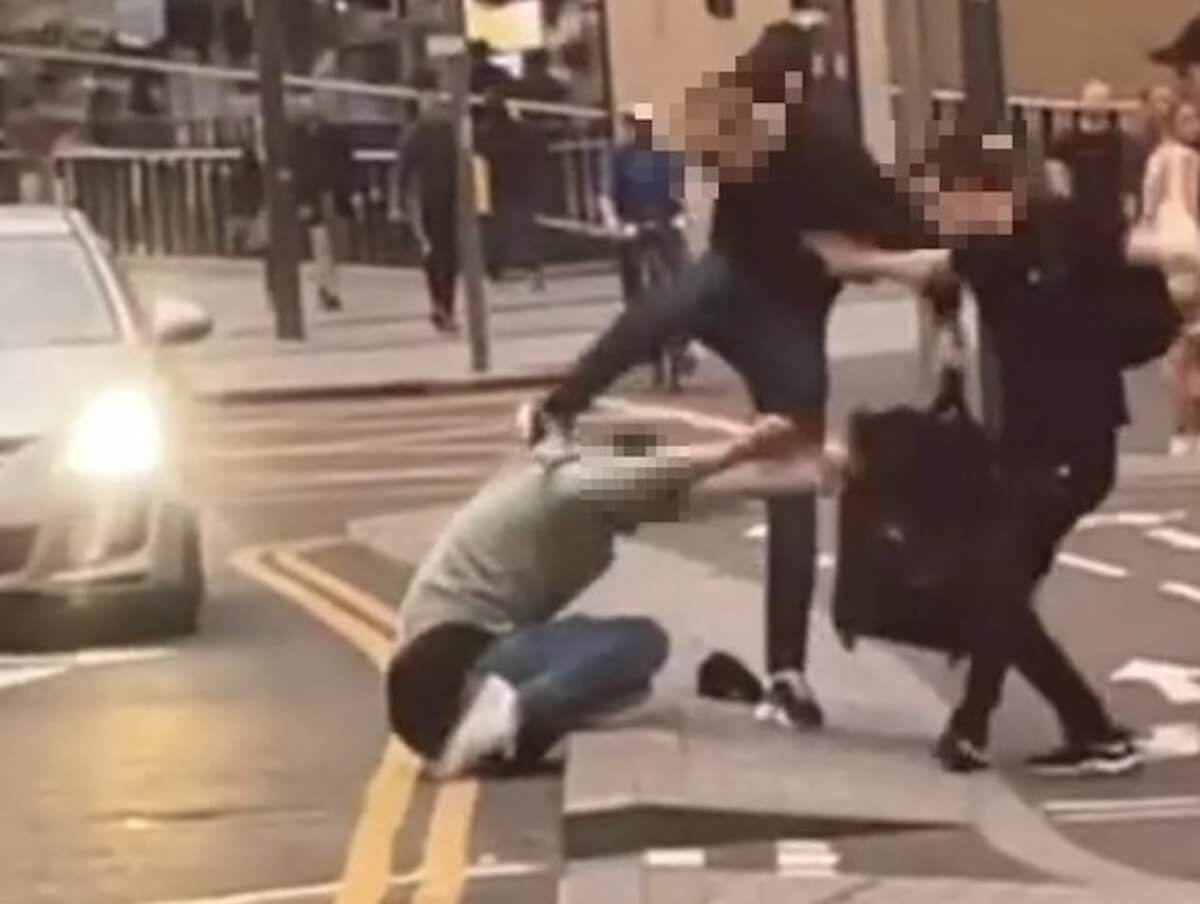 Coppia gay presa a calci e pugni: rapinati e spinti in strada tra le auto nell’indifferenza generale