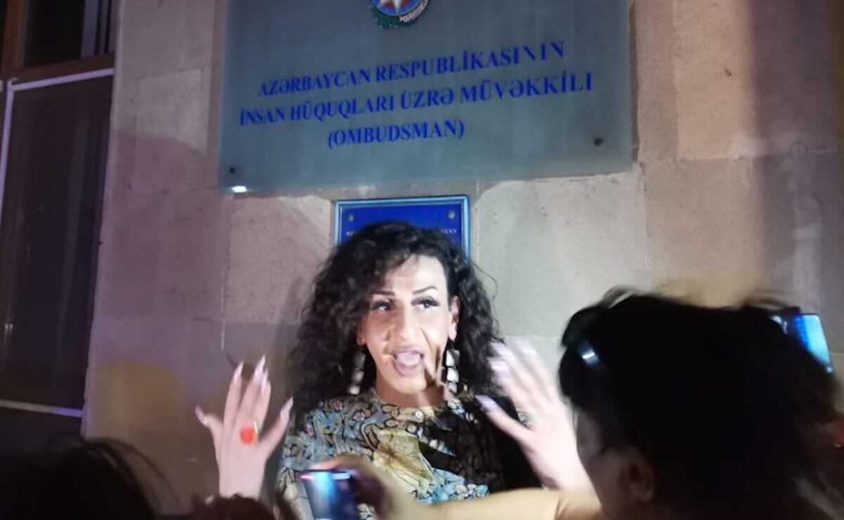 Donna transgender accoltellata e bruciata viva in Azerbaigian