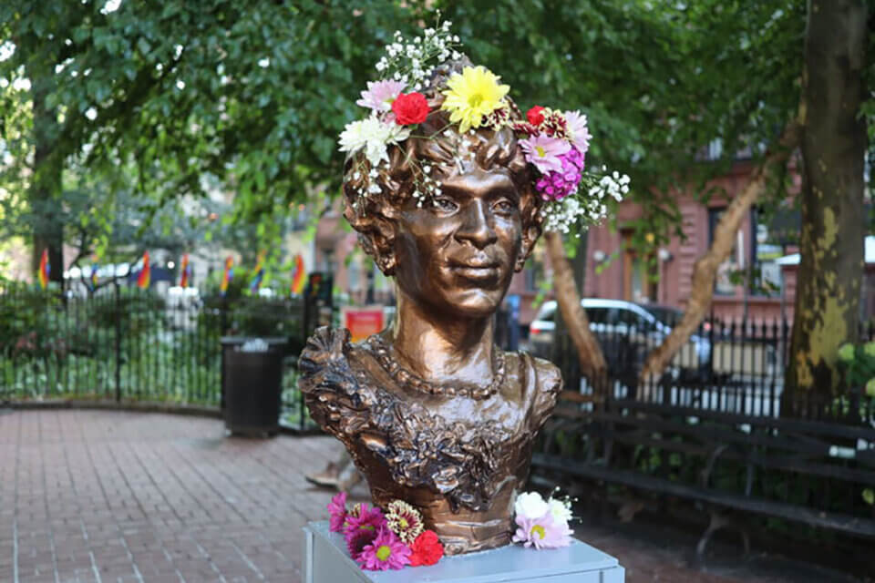 Inaugurato il monumento dedicato a Marsha P. Johnson, il primo di New York per una persona transgender