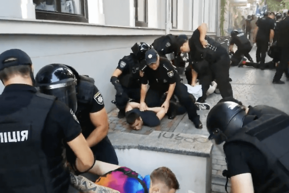 Ucraina, scontri al Pride di Odessa tra neonazisti e poliziotti (i video)