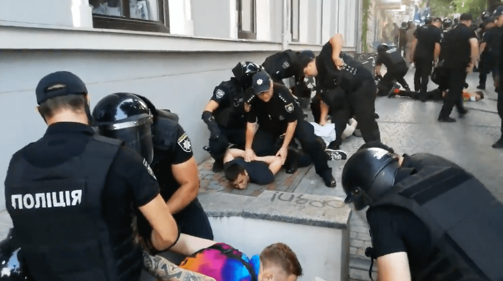 Ucraina, scontri al Pride di Odessa tra neonazisti e poliziotti (i video)