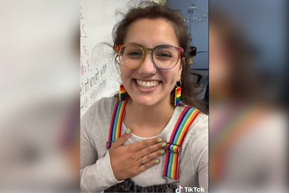 Insegnante chiede agli studenti di “giurare fedeltà” alla bandiera del Pride – il video