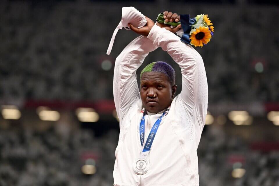 Tokyo 2020,  Raven Saunders protesta sul podio “in solidarietà con gli oppressi” – rischio sanzione dal CIO