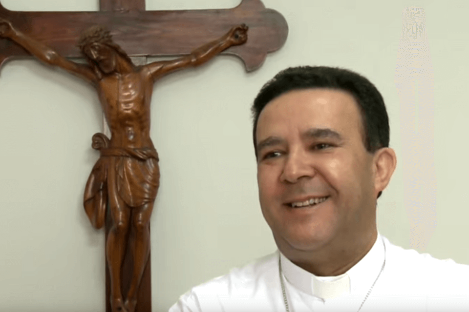 Vescovo nudo in videochiamata con un altro uomo, il Papa rimuove Tomé Ferreira da Silva