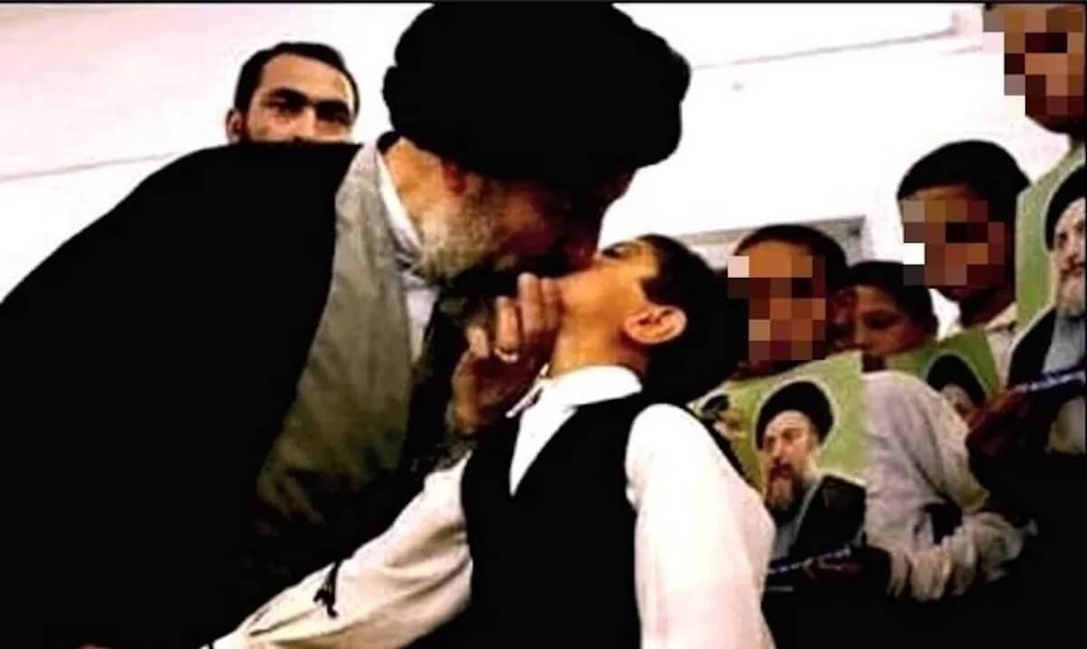 Il mostro talebano e i “bacha-bazi”, bambini vestiti da femmina e stuprati dagli omofobi signori della guerra