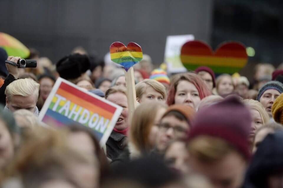 Boom di firme, la Finlandia vuole bandire le terapie di conversione - finlandia pride - Gay.it