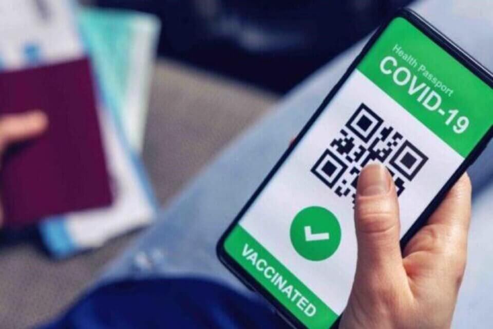 GR Rai Radio 3. La gaffe: “difficile evitare una multa se si lascia passare un uomo con un green pass di una donna”