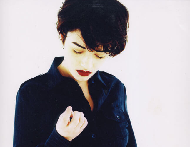 Carmen Consoli annuncia il suo nuovo progetto discografico: tre album di inediti, la cantantessa è tornata - 1997 Carmen Consoli Confusa e Felice 004 Paolo Leone - Gay.it
