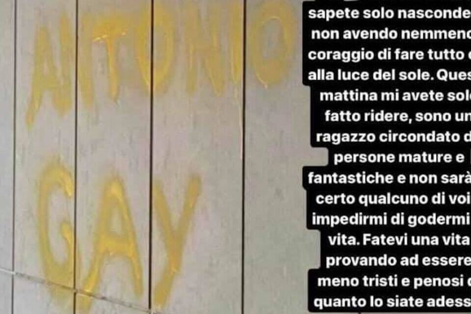 Andria, 17enne trova scritto "Antonio gay" sul muro di casa: la sua reazione è virale - Andria 17enne omofobia - Gay.it