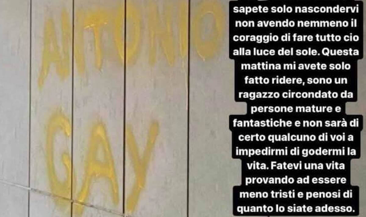 Andria, 17enne trova scritto “Antonio gay” sul muro di casa: la sua reazione è virale