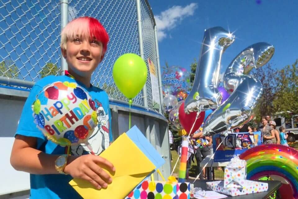 Abbandonato dagli amici dopo il coming out, 12enne viene festeggiato da decine di sconosciuti