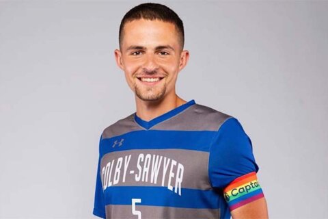 Calciatore gay vittima di omofobia, i compagni di squadra lo difendono - Calciatore gay vittima di omofobia - Gay.it