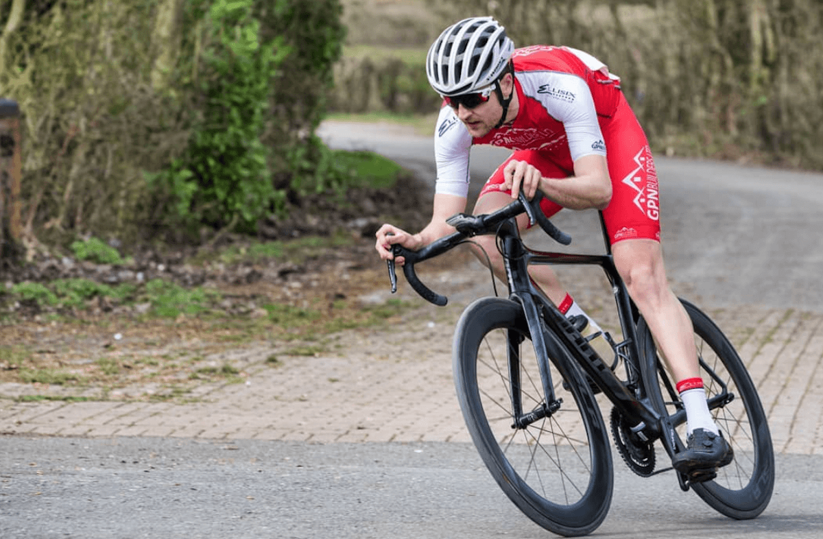 Il ciclismo inglese scende in pista contro l’omotransfobia: “non è accettabile nel nostro sport”